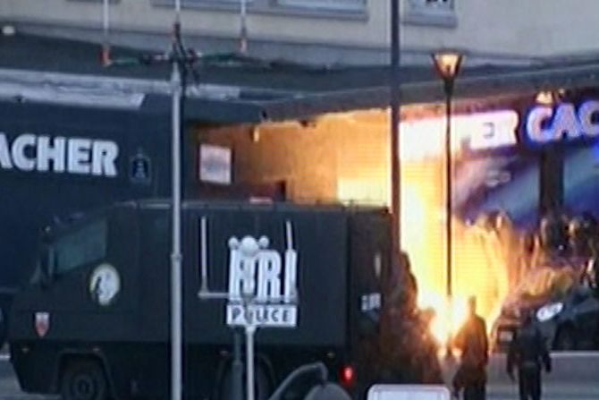 BEZ KOMENTÁŘE: Zásah v košer obchodě v Paříži (video neobsahuje zvuk)