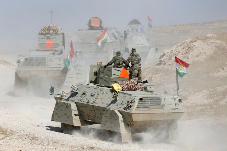 Jednotky kurdských pešmergů postupují na Mosul od východu.