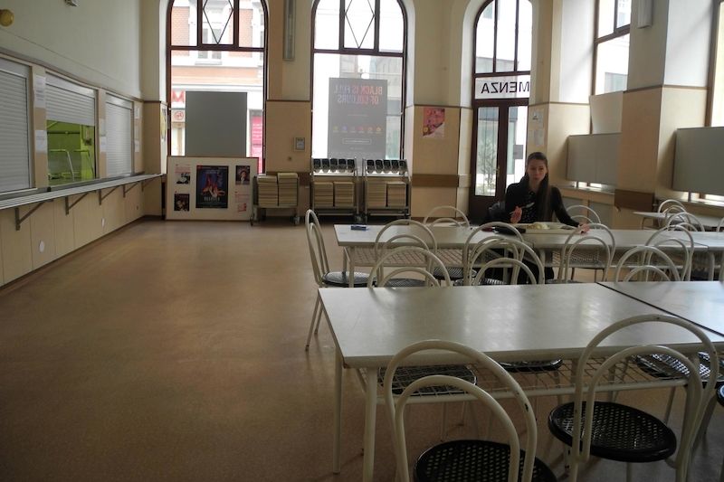 Do pátku 24. února mohou studenti Ostravské univerzity naposledy obědvat ve své menze. Už teď je ale poloprázdná.