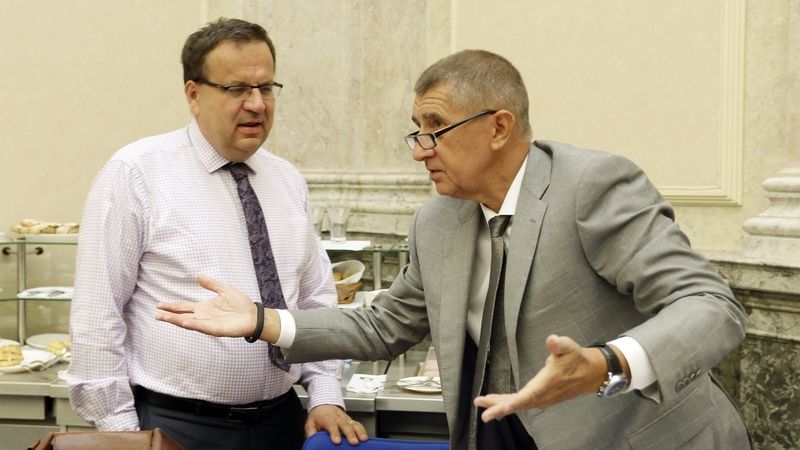 Ministr průmyslu Jan Mládek a vicepremiér Andrej Babiš před jednáním vlády