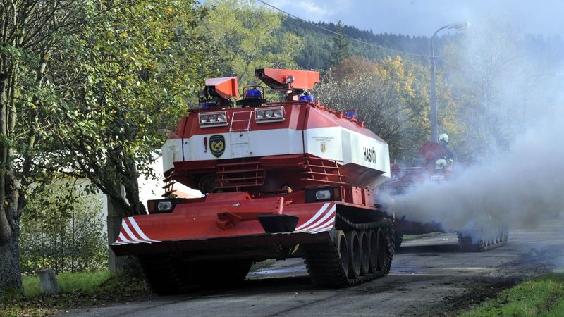 Hasičský tank zasahuje ve Vrběticích na Zlínsku.