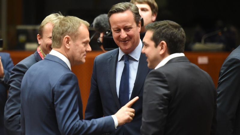 Britský premiér David Cameron na bruselském summitu EU hovoří se svým řeckým protějškem Alexisem Tsiprasem za přítomnosti šéfa Evropské rady Donalda Tuska.