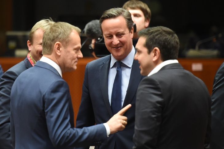 Britský premiér David Cameron na bruselském summitu EU hovoří se svým řeckým protějškem Alexisem Tsiprasem za přítomnosti šéfa Evropské rady Donalda Tuska.