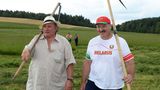 Lukašenko učil Depardieuho kosit louku