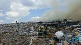 Záběry z dronu: hasiči likvidovali požár skládky na Orlickoústecku