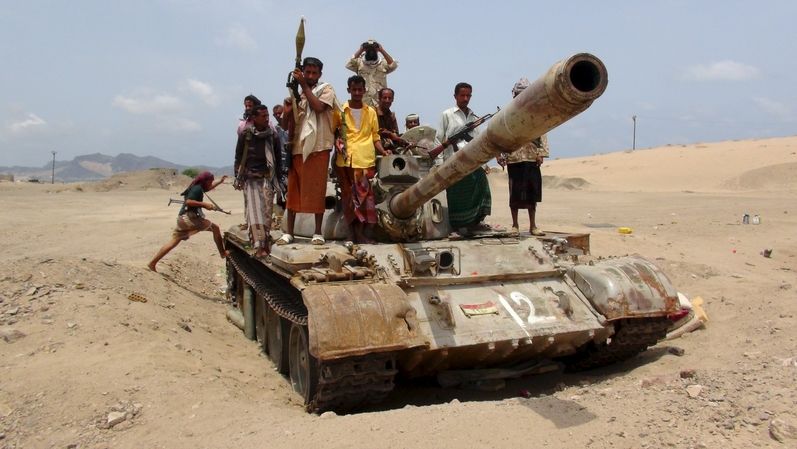 Jemenci bojující proti vzbouřeným šíitům 