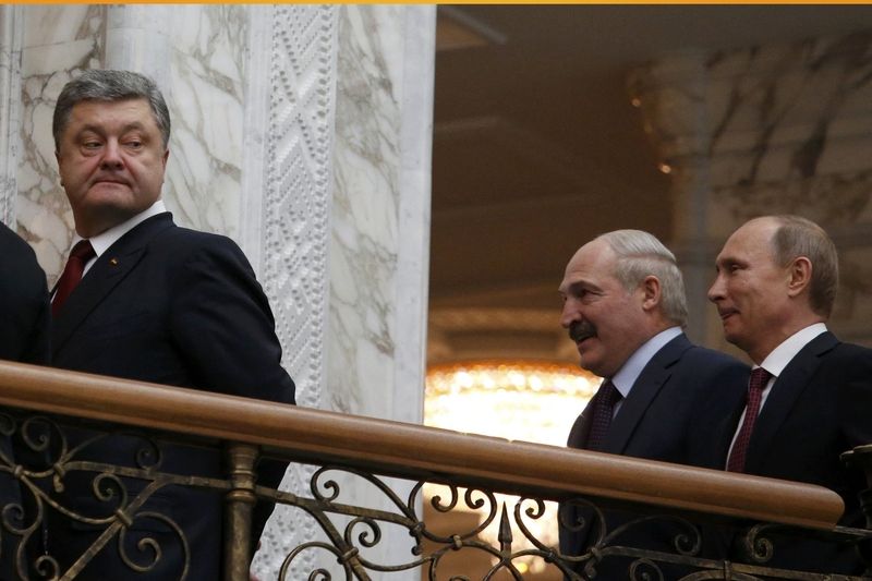 Ukrajinský prezident Petro Porošenko se ohlíží na šéfa Kremlu Vladimira Putina doprovázeného Alexandrem Lukašenkem