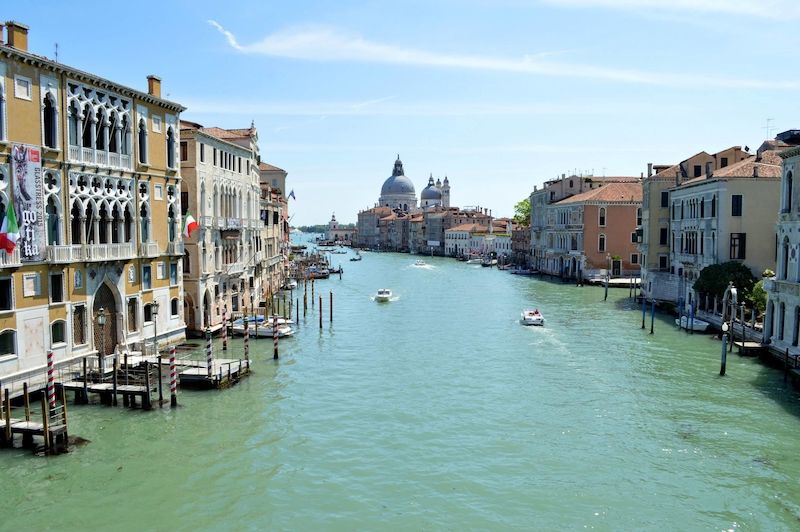 Především v letní sezóně je v Benátkách doslova hlava na hlavě.