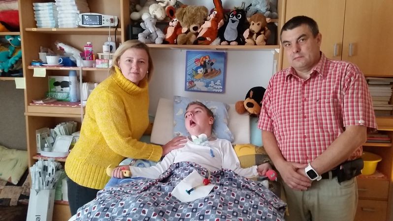 V květnu před šesti lety šel Matěj Kocián jako zdravý kluk na operaci mandlí do brněnské Fakultní nemocnice. Zpět si rodiče odvezli syna v kómatu. Na snímku vlevo matka Marcela Kociánová a vpravo otec Vítek Kocián