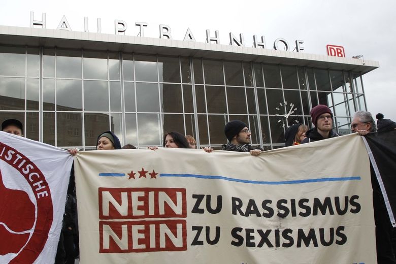 Lidé protestují před hlavním nádražím v Kolíně nad Rýnem