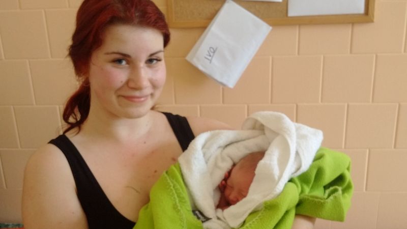 Novorozeně s pracovnicí nemocnice, která jej našla. 