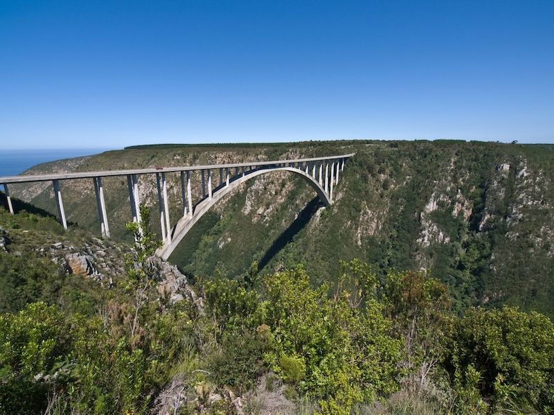 Takto majestátně se most klene nad údolím. 