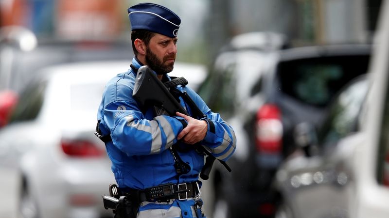 Belgický policista v Bruselu při rekonstrukci březnového teroristického útoku. Rekonstrukce probíhala tento týden.