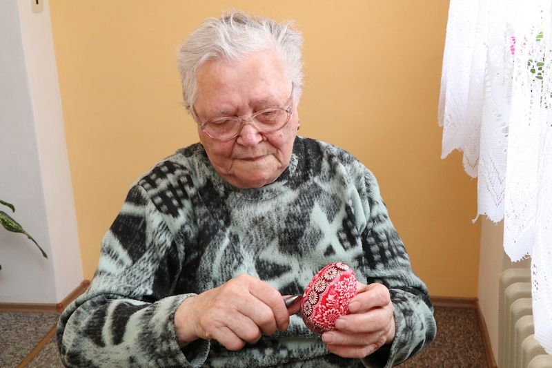 Osmaosmdesátiletá Marie Strachoňová se umění škrabání kraslic věnuje od dětství.