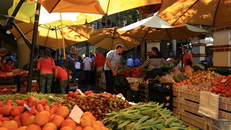 Ovoce i zelenina jsou na trzích cenově dostupné. 