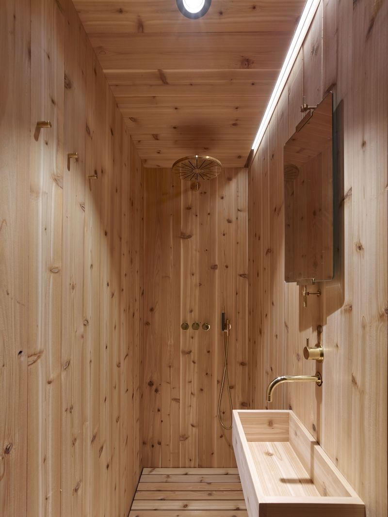 Interiér koupelny je obložen cedrovým dřevem.
