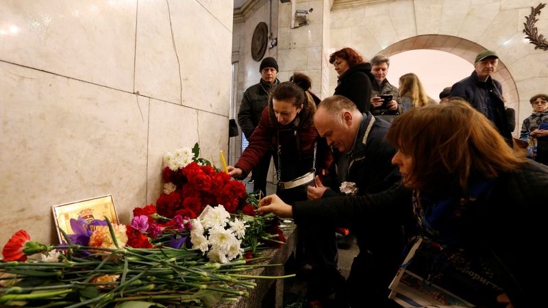 Lidé kladou květiny před stanici petrohradského metra Těchnologičeskij institut 