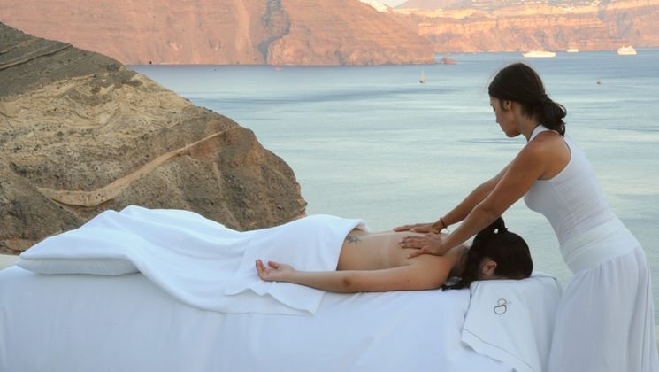 Užít si na masáž v báječném prostředí, to mohou hosté hotelu Mystique na Santorini.