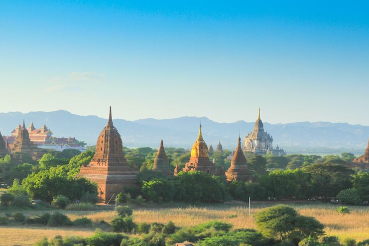 Na výlet za památkami, nebo do lesa? V Baganu máte několikakilometrový úsek, kde si užijete obojí.