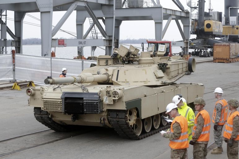 Americký tank Abrams v přístavu v Rize