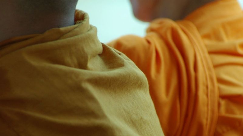 Vesničané respektují mnichy v oranžovém rouchu. Ilustrační foto