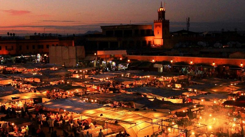 Večerní pohled na náměstí Jemaa el-Fna v Marrákeši.