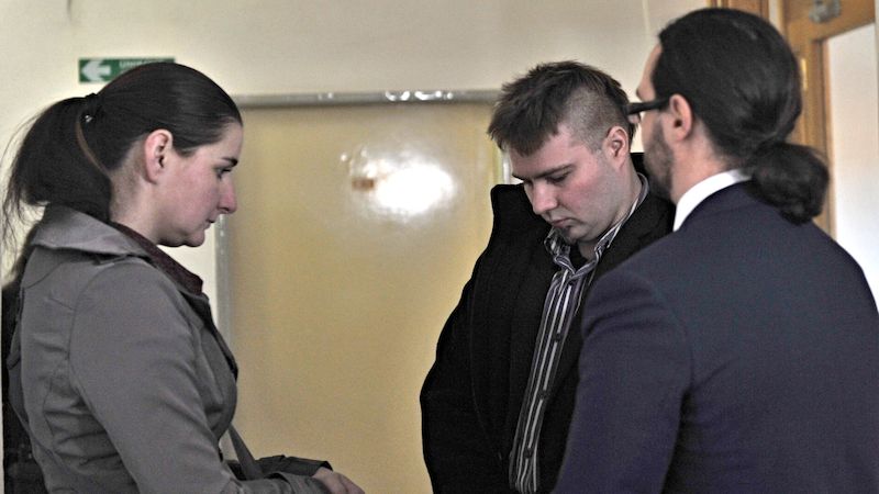 Obžalovaný Pavel Horna (uprostřed) přišel k soudu se svou přítelkyní.