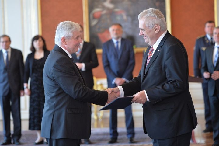 Prezident Miloš Zeman jmenoval novým guvernérem České národní banky Jiřího Rusnoka.