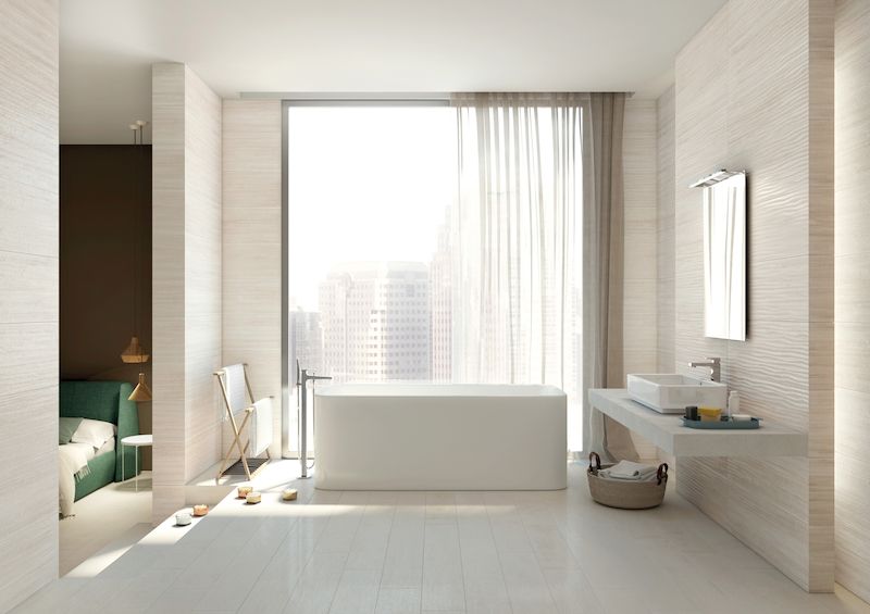 Čím dál oblíbenější je propojení koupelny s další místností, například ložnicí. V této koupelně hraje ovšem ultimátní roli nádherný výhled na město. Vše doplňuje solitérní vana Element.