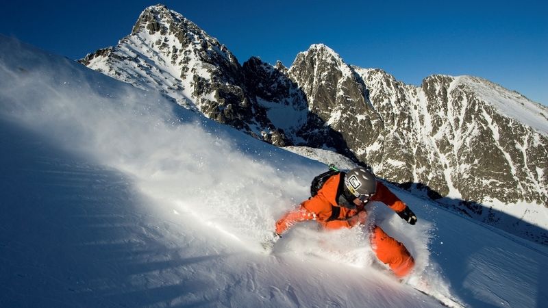 Zkušení lyžaři si na Lomnickém sedle užijí divokou jízdu. Ilustrační foto 