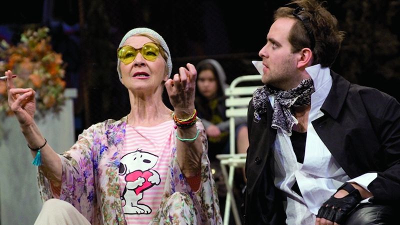  Její poslední představení v pražském vinohradském divadle byla tragikomedie Poslední z Haussmanů. Vpravo přihlíží Ondřej Brousek.