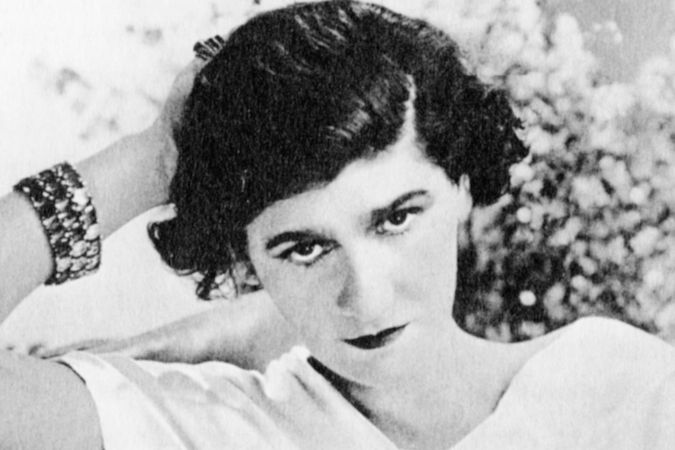 Coco na snímku z roku 1920, kdy se v její hlavě rodil nápad na výrobu později světově proslulého parfému Chanel No 5.