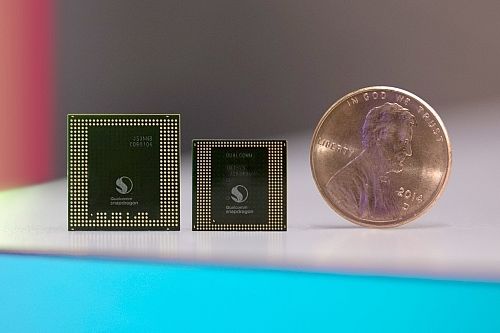 Porovnání velikostí procesorů – vlevo Snapdragon 820, uprostřed Snapdragon 835.