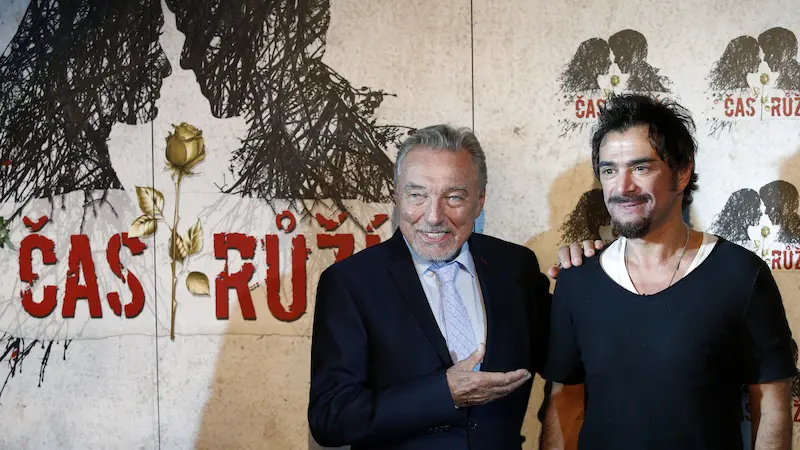 Karel Gott Namaluje Obraz Pro Muzikal Cas Ruzi Novinky Cz