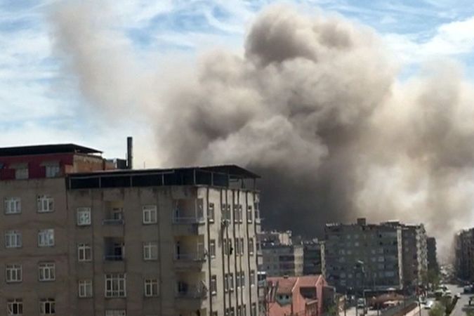 BEZ KOMENTÁŘE: Kouř nad Diyarbakirem po výbuchu budovy