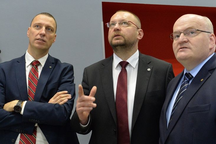 Zleva Jan Wolf, Jan Bartošek a Daniel Hermann ve volebním štábu KDU-ČSL v Praze.