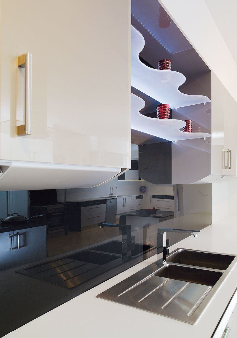 Lesklé obkladové panely Splashback (od 2205 Kč/m2 bez DPH) dovolí variabilní uspořádání kuchyně – kuchyňský panel spolu s kontrastní policí vytváří efektní odkládací prostor. 