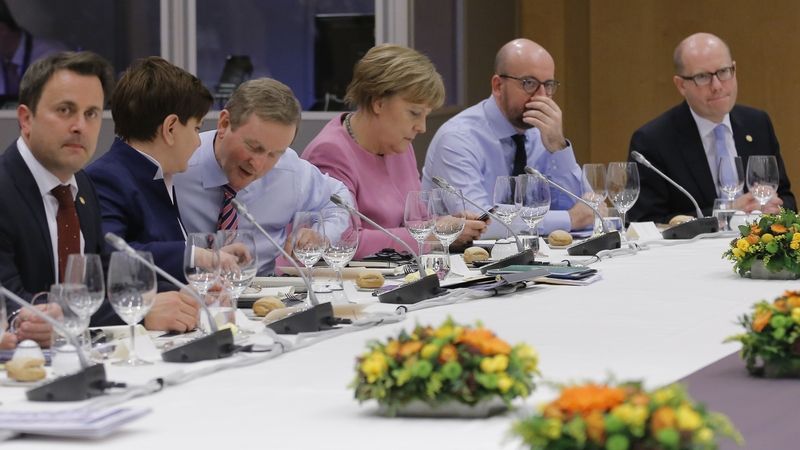 Předsedové vlád na summitu EU. Zleva: Xavier Bettel (Lucembursko), Beata Szydlová (Polsko), Enda Kenny (Irsko), Angela Merkelová (Německo), Charles Michel (Belgie) a Bohuslav Sobotka.
