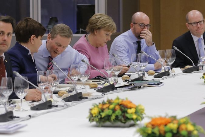 Předsedové vlád na summitu EU. Zleva: Xavier Bettel (Lucembursko), Beata Szydlová (Polsko), Enda Kenny (Irsko), Angela Merkelová (Německo), Charles Michel (Belgie) a Bohuslav Sobotka.