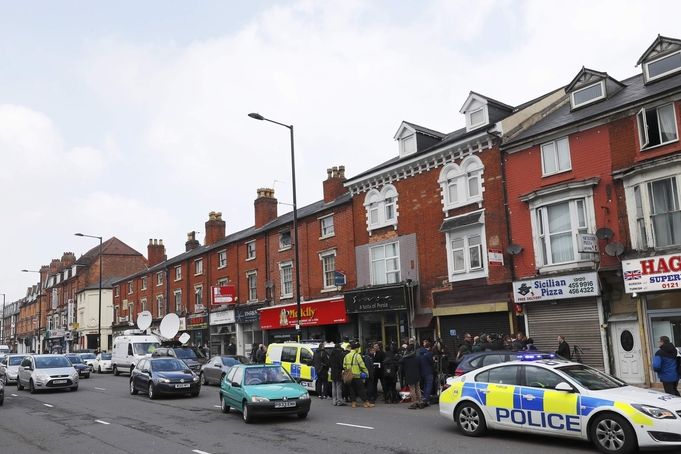 Policie před domem v Birminghamu, kde provedla razii v souvislosti s teroristickým útokem v Londýně.