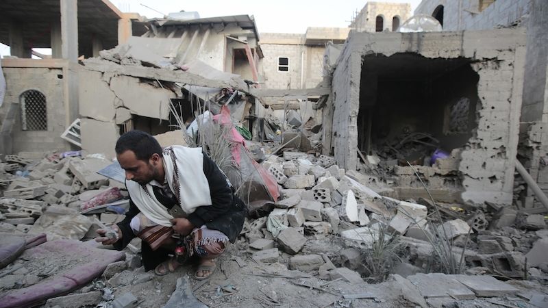 Následek náletu koaličních sil vedených Saúdskou Arábií v jemenském hlavním městě Saná