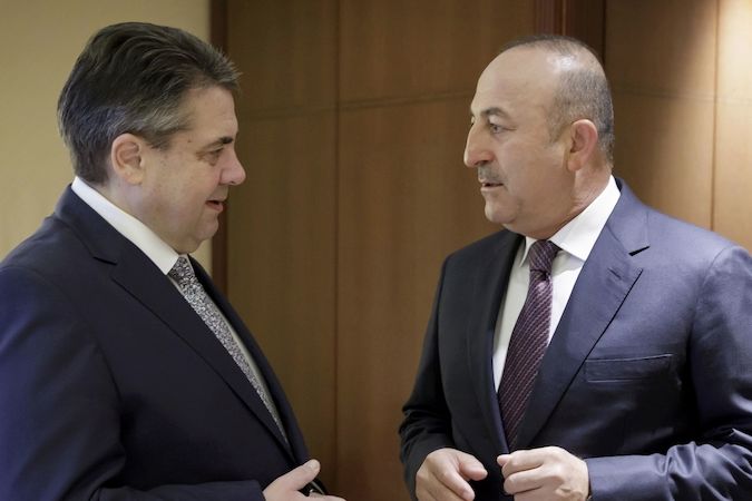 Ministři zahraničí Německa a Turecka Sigmar Gabriel (vlevo) a Mevlüt Çavuşoglu