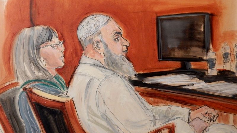 Saúdský Arab Chálid Favváz (vpravo) před newyorským soudem