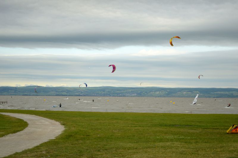 Nadšence do kitesurfingu či windsurfingu nezastaví ani zatažená obloha a nižší teploty. 