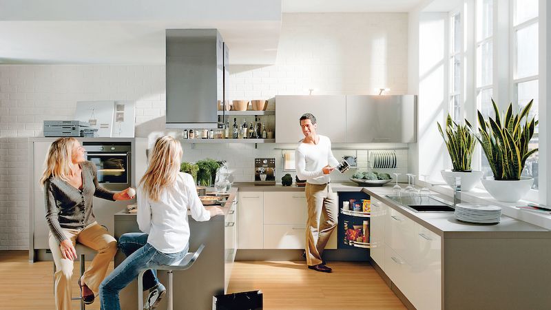 Pracovní deska v kuchyni je dominantní, proto její odstín ladíme podle korpusu kuchyně. Může být kontrastní nebo naopak v dekoru skříněk. 