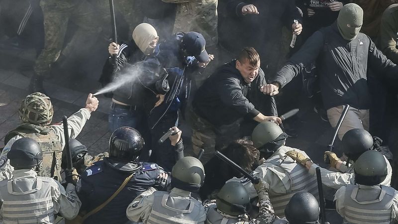 Střety ukrajinských utranacionalistů s policí u paralamentu 