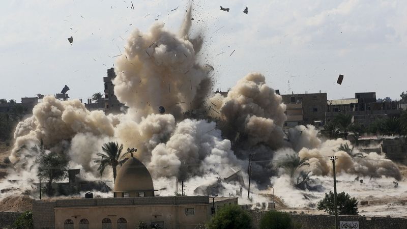 Egyptská armáda začala bourat desítky domů v oblasti u hranic s palestinským pásmem Gazy.