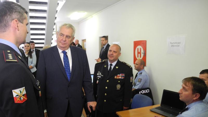 Prezident Miloš Zeman si prohlédl takzvaný hotspot, tedy registrační místo pro uprchlíky.