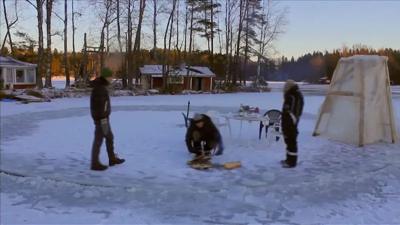 finove vedi jak si uzit zimu v zamrzlem jezere si vyrezali kolotoc novinky cz
