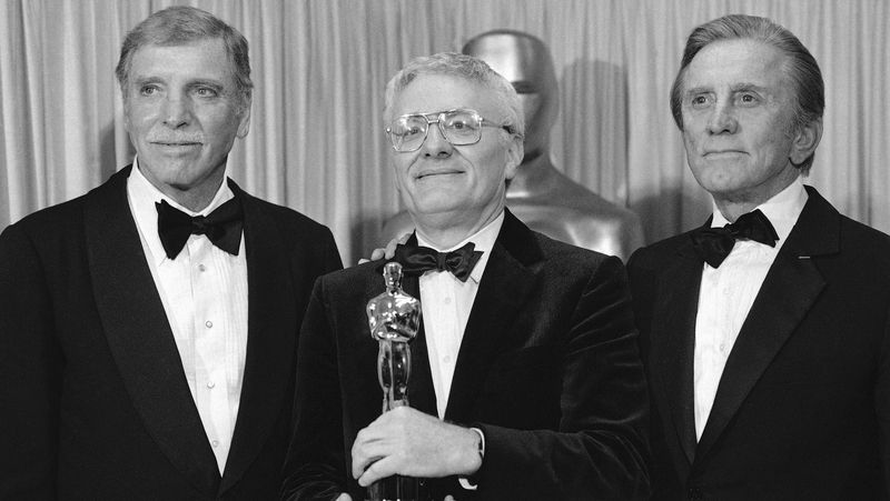 Peter Shaffer (uprostřed) s Oscarem za nejlepší scénář z roku 1985. Získal ho za scénář k Amadeovi.